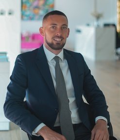 Chris Maughan Sales Manager – Dubai Marina